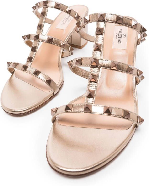 Valentino Garavani Rockstud gekooide sandalen Goud