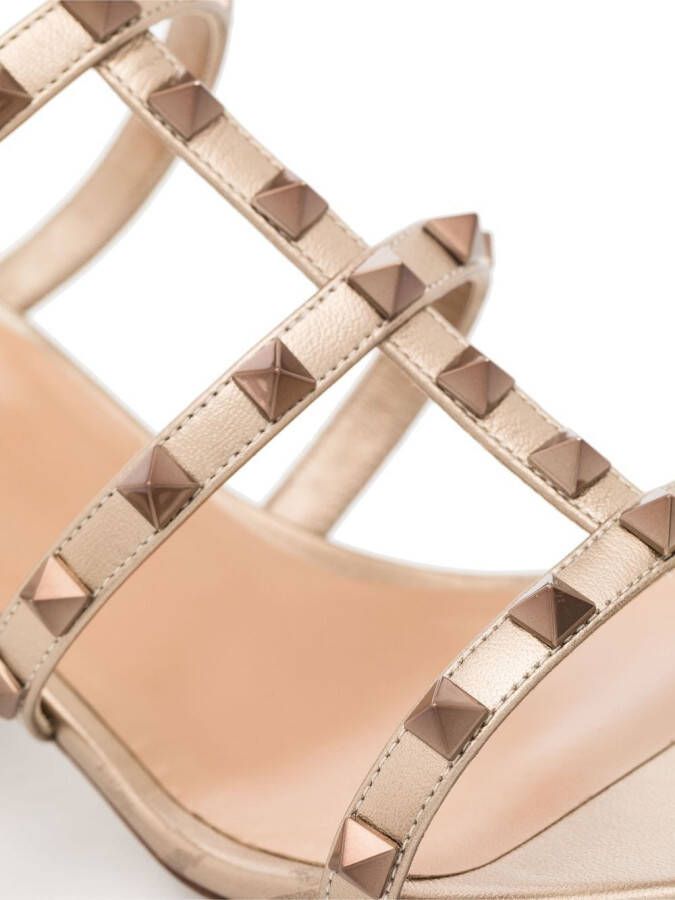 Valentino Garavani Rockstud gekooide sandalen Goud