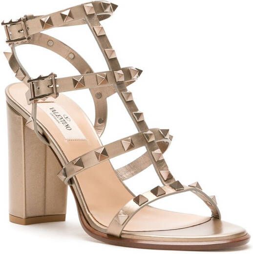 Valentino Garavani Rockstud gekooide sandalen Goud