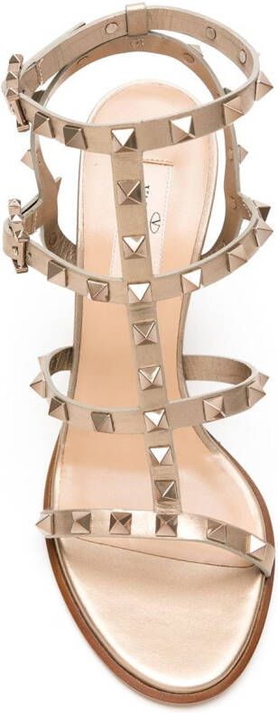 Valentino Garavani Rockstud gekooide sandalen Goud