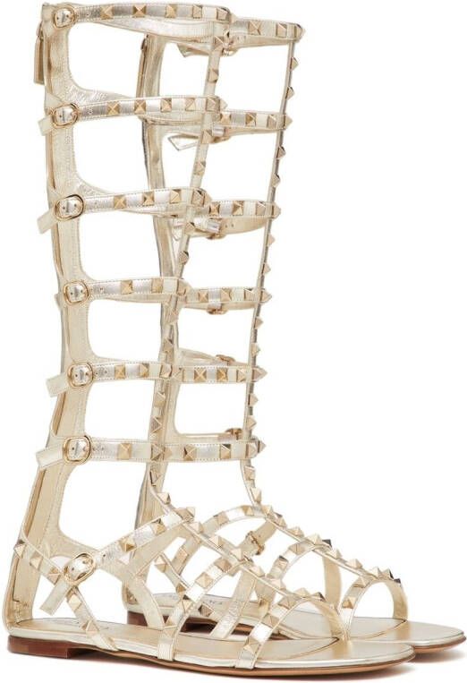 Valentino Garavani Rockstud metallic gladiator sandalen Beige