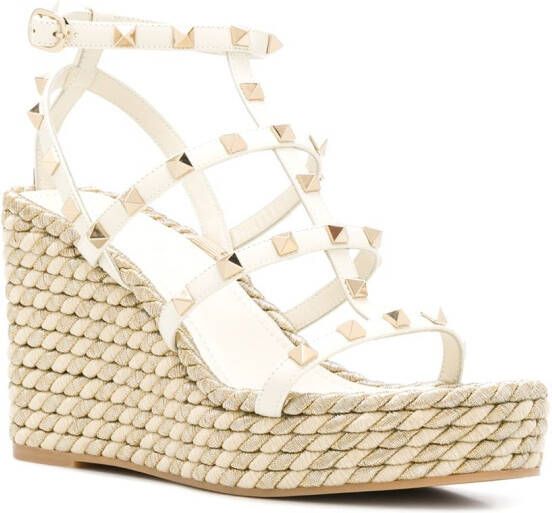 Valentino Garavani Rockstud sandalen met sleehak Beige