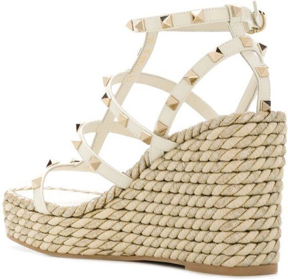 Valentino Garavani Rockstud sandalen met sleehak Beige