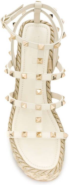 Valentino Garavani Rockstud sandalen met sleehak Beige