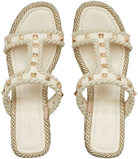 Valentino Garavani Rockstud sandalen met sleehak Beige