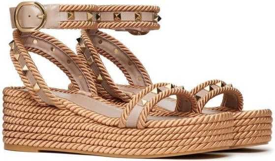 Valentino Garavani Rockstud sandalen met sleehak Beige