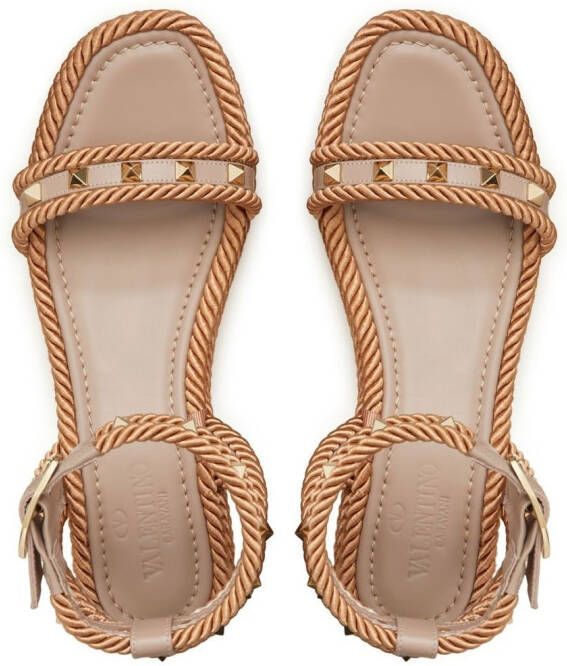 Valentino Garavani Rockstud sandalen met sleehak Beige