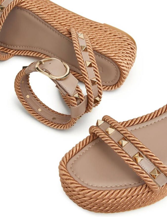 Valentino Garavani Rockstud sandalen met sleehak Beige