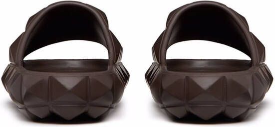 Valentino Garavani Slippers met studs Bruin