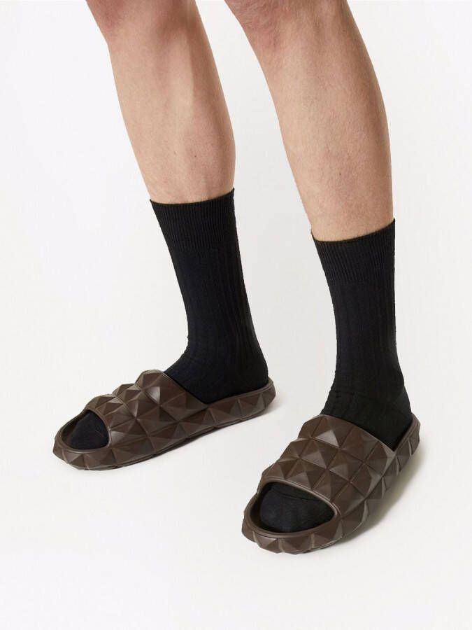 Valentino Garavani Slippers met studs Bruin