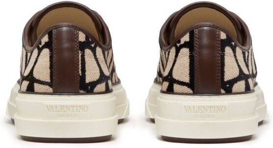 Valentino Garavani Sneakers met logoprint Beige
