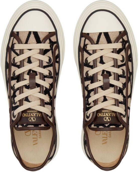 Valentino Garavani Sneakers met logoprint Beige