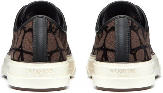 Valentino Garavani Sneakers met print Bruin