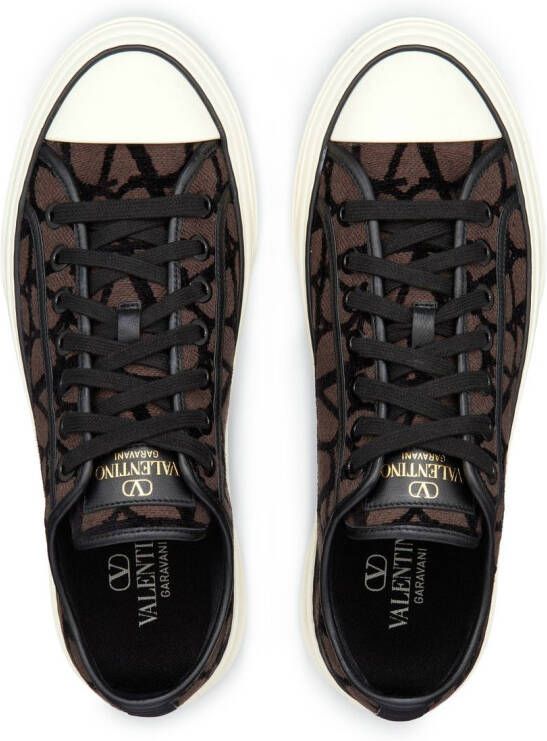 Valentino Garavani Sneakers met print Bruin