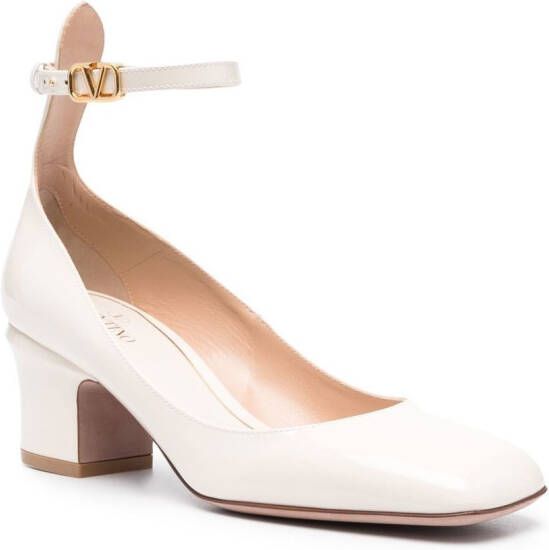 Valentino Garavani Tan-Go lakleren pumps Beige