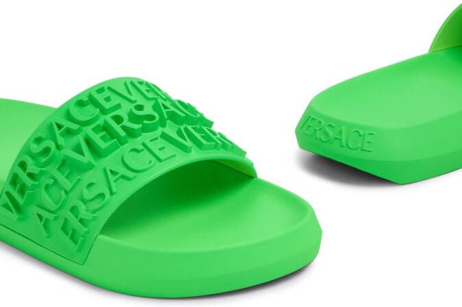 Versace Slippers met logo-reliëf Groen