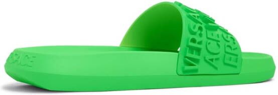 Versace Slippers met logo-reliëf Groen
