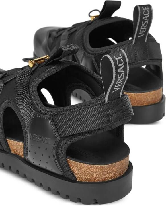 Versace Gekooide sandalen met logo-reliëf Zwart