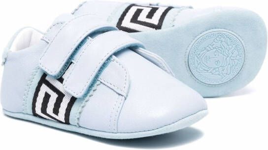 Versace Kids Greca sneakers met klittenband Blauw