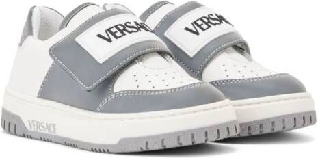Versace Kids Leren sneakers met logoprint Grijs
