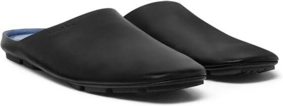 Versace Leren slippers met logo-reliëf Zwart