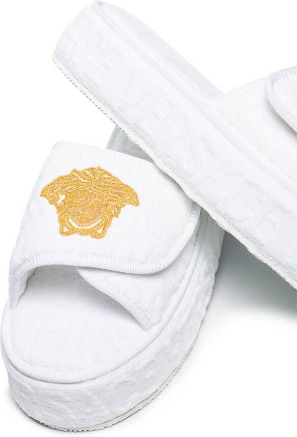 Versace Medusa Head slippers met plateauzool Wit