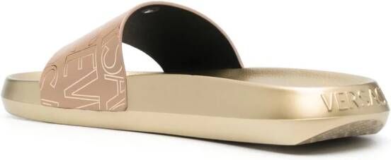 Versace Slippers met logoprint Goud