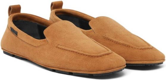 Versace Suède loafers met logo Bruin