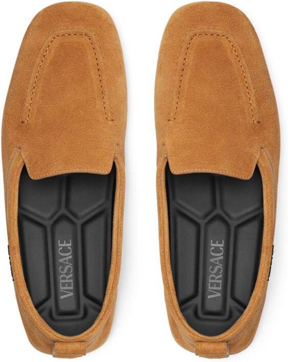 Versace Suède loafers met logo Bruin