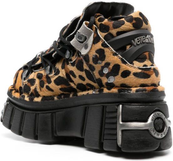 VETEMENTS Sneakers met luipaardprint Bruin