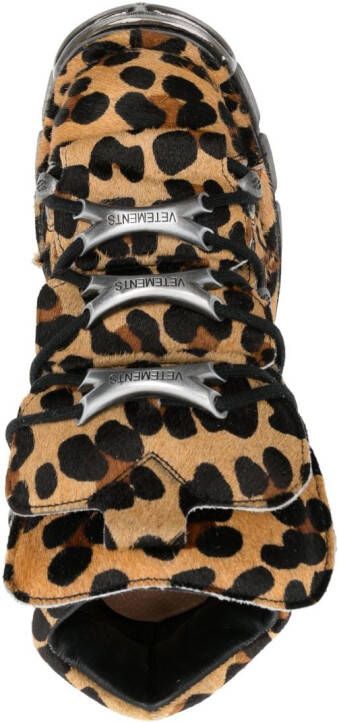 VETEMENTS Sneakers met luipaardprint Bruin