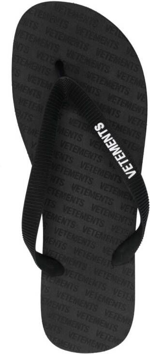 VETEMENTS Teenslippers met logo-reliëf Zwart