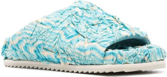 YUME Slippers met abstracte print Blauw