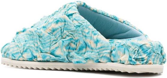 YUME Slippers met abstracte print Blauw