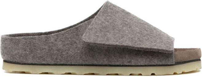 Fear Of God Slippers met open neus Grijs