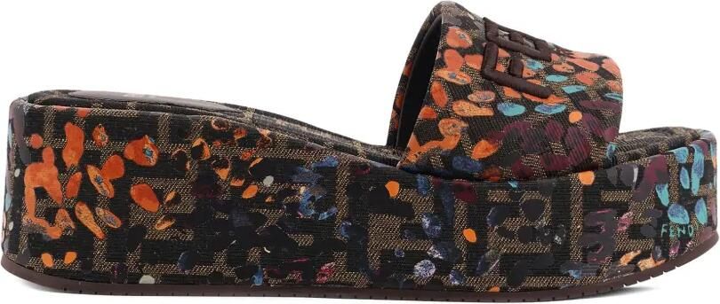 FENDI Sandalen met geborduurd logo en plateauzool Bruin
