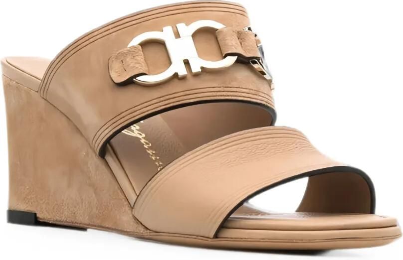 Ferragamo Chaim sandalen met sleehak Beige - Foto 2