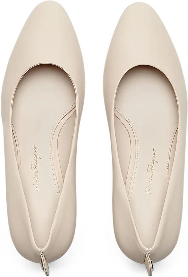 Ferragamo Judy pumps met puntige neus Wit - Foto 2