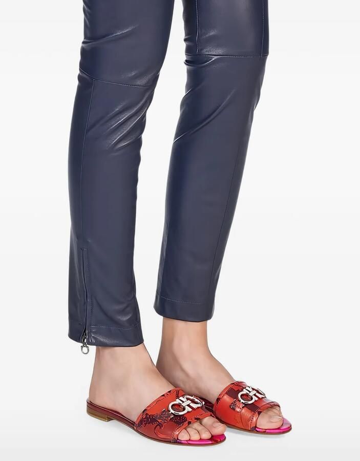 Ferragamo Leren sandalen met Gancini-print Rood