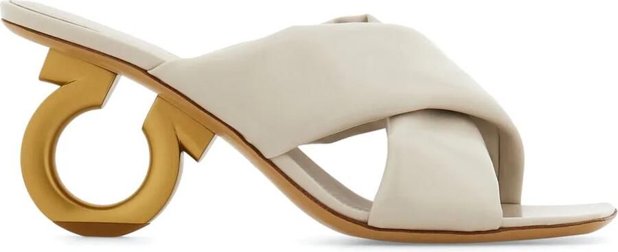 Ferragamo Sandalen met gedraaid bandje en hak Beige