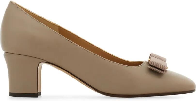 Ferragamo Vara Bow pumps met blokhak Beige