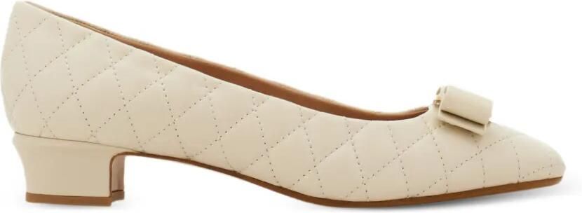 Ferragamo Vara gewatteerde pumps met strik Beige