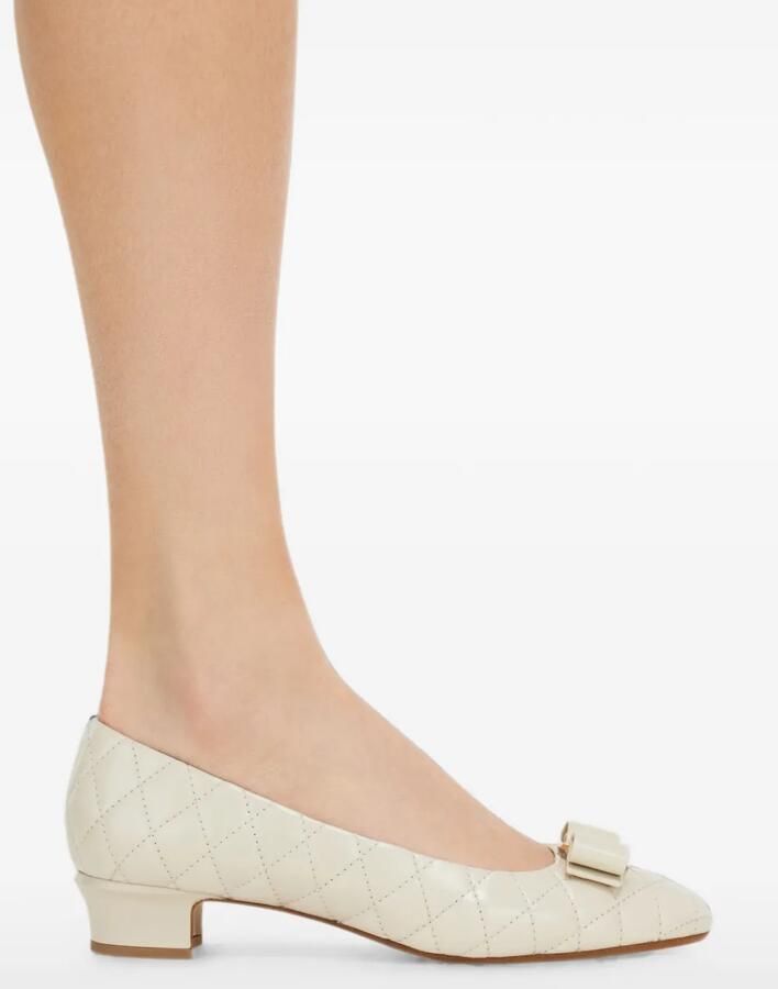 Ferragamo Vara gewatteerde pumps met strik Beige - Foto 2