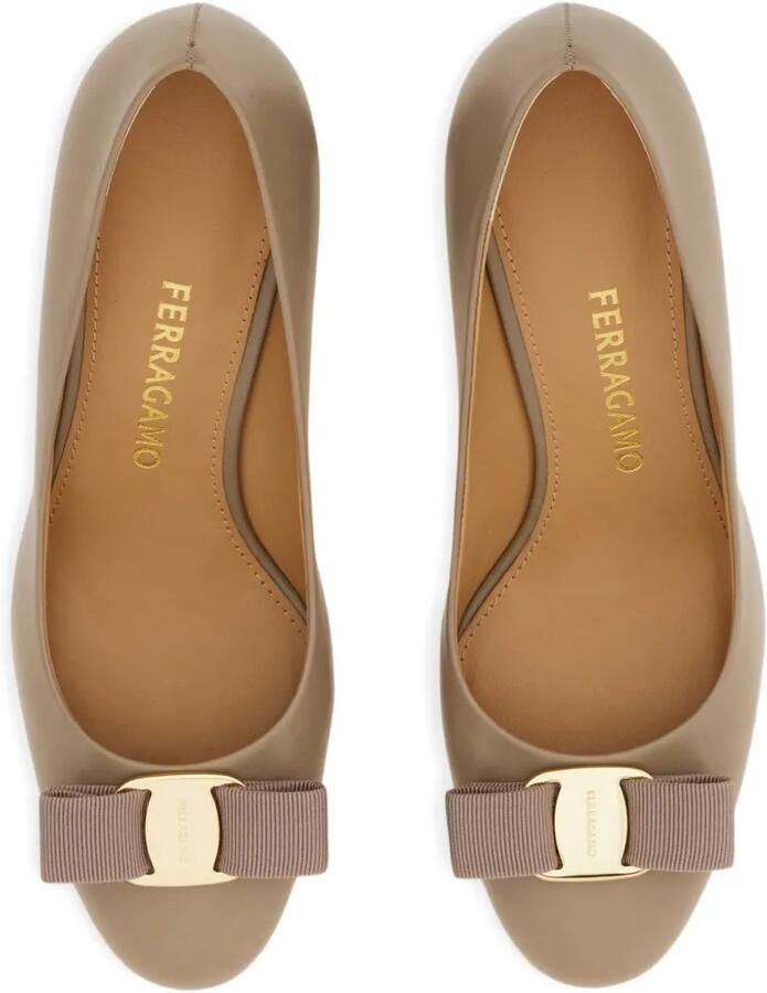 Ferragamo Vara pumps met strik Beige - Foto 2