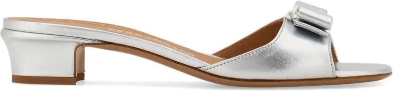 Ferragamo Vara slippers met strik Zilver