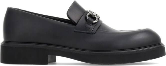 Ferragamo Gancini leren mocassin loafers met bedel Zwart