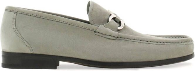 Ferragamo Gancini-plaque leather loafers Grijs