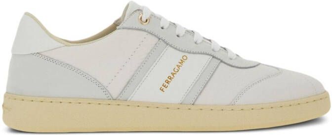 Ferragamo Sneakers met logoprint Beige