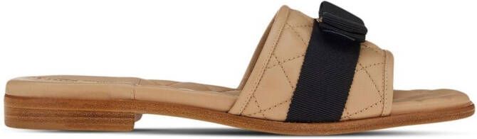 Ferragamo Vara slippers met strik Beige