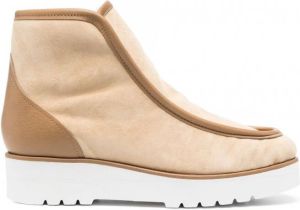 Gabriela Hearst Enkellaarzen met lammy afwerking Beige